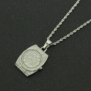 Collier hip hop avec pendentif montre carré serti de strass sur une chaîne argentée