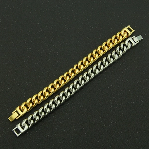 Gros plan sur les bracelets cubains de 15 mm en or et argent avec fermoirs pliants solides