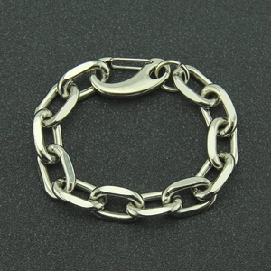 Bracelet gourmette argenté style punk avec détail tête de mort et grand fermoir