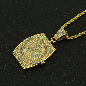 Détail du pendentif montre hip hop avec cristaux et chaîne torsadée dorée pour hommes