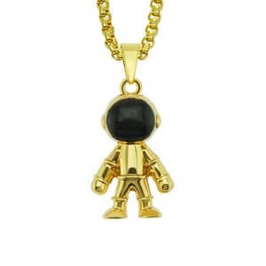 Makro-Detail des goldenen Astronauten-Anhängers mit schwarzem Visier an einer Box-Kette