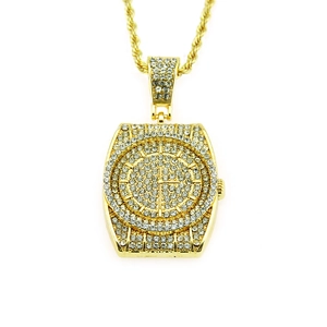 Vue macro du collier hip-hop doré avec pendentif en forme de montre serti et chaîne corde