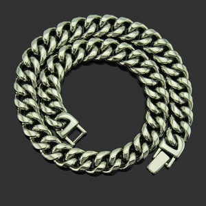Collier chaîne cubaine argentée polie disposé en spirale sur un fond noir miroir