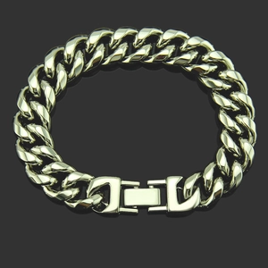 Bracelet gourmette dorée pour homme avec fermoir à rabat sur fond noir brillant