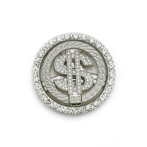 Détail macro d'un accessoire signe dollar argenté avec cristaux et motifs de laurier