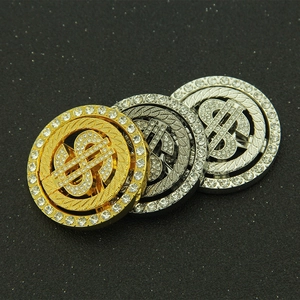 Gros plan de pendentifs hip hop signe dollar et note de musique avec strass