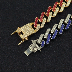 Hip-Hop-Cuban-Kette mit bunten Strasssteinen in Gold und Silber auf schwarzem Untergrund