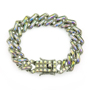 Detailansicht eines Gliederkettenarmbands mit schillernden Regenbogen-Edelsteinen