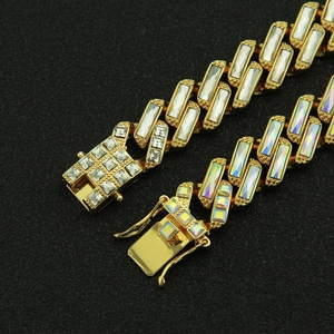 Vergoldetes Panzerarmband mit bunten Strasssteinen und sicherem Verschluss