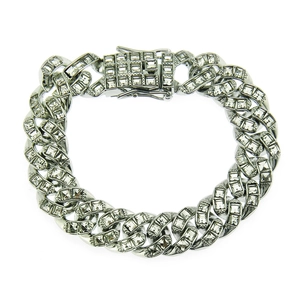 Détail du bracelet gourmette argenté orné de zircons carrés brillants de style hip hop