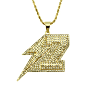 Vue détaillée du pendentif éclair hip-hop serti de strass brillants sur chaîne
