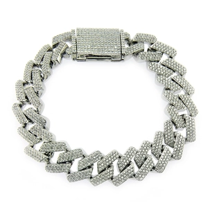 Vue macro du bracelet à maillons cubains avec zircons cubiques clairs sur fini argent