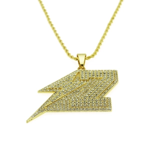 Détail du pendentif éclair hip hop avec zircons étincelants sur chaîne corde dorée