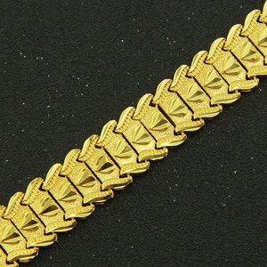 Gros plan du bracelet hip hop doré à maillons texturés et motifs de cœur en relief 3D