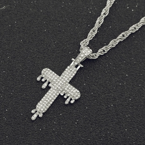 Hip-Hop Silberne Tropf-Kreuz-Halskette mit funkelnden Diamanten auf einer Kordelkette