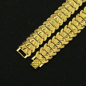 Bracelet hip hop doré pour homme avec maillons en cœur et texture mate élégante