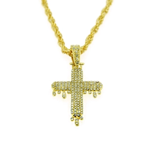 Nahaufnahme des goldenen Kreuzanhängers mit Diamanten und schmelzendem Wassertropfen-Design