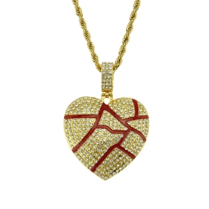 Détail du pendentif cœur brisé serti de cristaux avec émail rouge et chaîne corde dorée