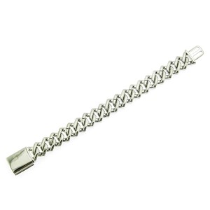 Détail d'un bracelet à maillons géométriques argentés avec un fermoir carré poli brillant