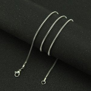 Collier chaîne box moderne en acier titane argenté avec fermoir mousqueton