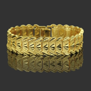 Bracelet doré pour homme avec motifs de cœur texturés et reflet sur fond noir minimaliste