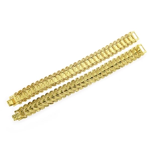 Deux bracelets dorés pour hommes avec des maillons en forme de cœur et fermoir sûr