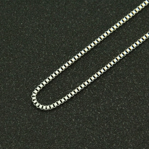 Collier chaîne box en acier inoxydable argenté poli pour hommes et femmes sur fond noir