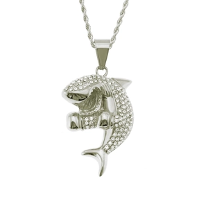 Gros plan du pendentif requin argenté avec cristaux de zircone cubique style hip hop