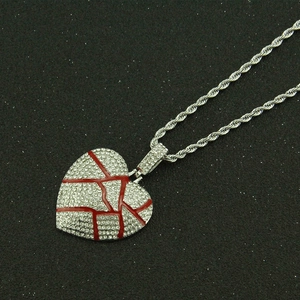 Collier hip hop avec pendentif coeur brisé argenté, strass et détails en émail rouge