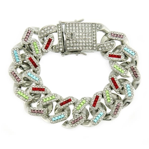 Nahaufnahme des 21mm Cuban Link Armbands mit bunten Steinen und funkelnden Diamanten