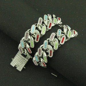 Collier cubain hip hop pour hommes avec triple rangée de strass colorés sur métal argenté