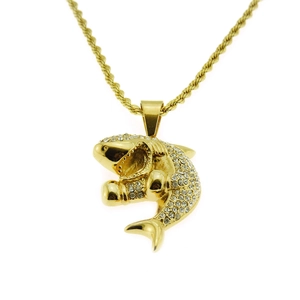 Détail du pendentif requin hip-hop avec strass pavés et chaîne torsadée dorée