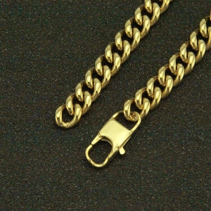 Détail macro de la chaîne cubaine dorée 9mm avec finition polie et fermoir homard