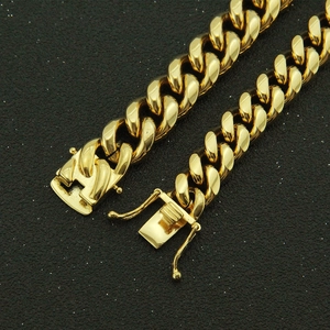 Bracelet gourmette dorée pour hommes avec fermoir à boîte sécurisé sur fond noir