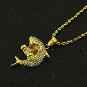 Collier avec pendentif requin hip hop et strass étincelants sur une chaîne en or