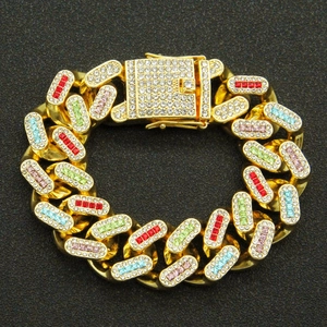 Bracelet cubain homme doré hip-hop avec strass multicolores sur fond noir texturé