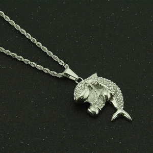 Pendentif requin 3D argenté serti de cristaux blancs avec chaîne torsadée