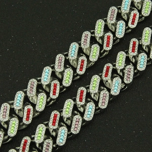 Makro-Detail des 21mm Panzerarmbands mit bunten Edelsteinen und Zirkonia-Besatz