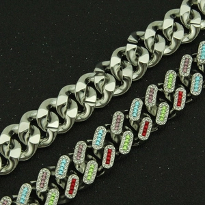 Detailaufnahme eines 21mm Miami Cuban Gliederkettenarmbands mit bunten Strasssteinen