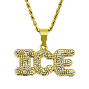 Détail du pendentif ICE doré avec strass scintillants sur une chaîne en corde torsadée