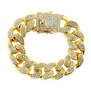 Détail du bracelet cubain 20mm doré serti de zircons avec fermoir à griffes de dragon