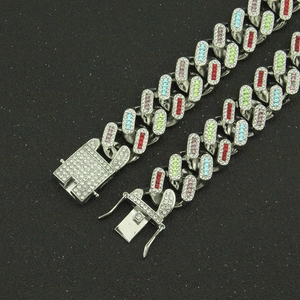 Détail macro de la chaîne cubaine glacée avec zircons roses bleus verts et rouges