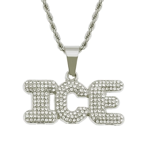 Vue détaillée du pendentif ICE argenté serti de strass avec chaîne torsadée hip hop
