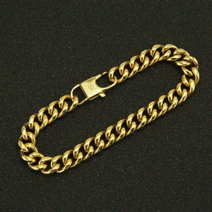 Bracelet gourmette 9mm plaqué or 18K pour homme sur surface noire texturée
