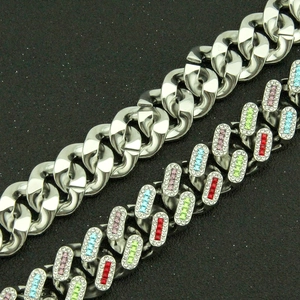 Détail de bracelets cubains hip-hop en argent poli et incrustés de strass multicolores