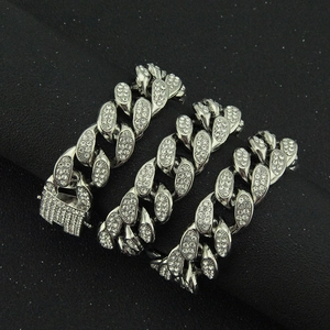 Détail du bracelet Cuban argenté de 20mm avec diamants pavés et fermoir à charnière
