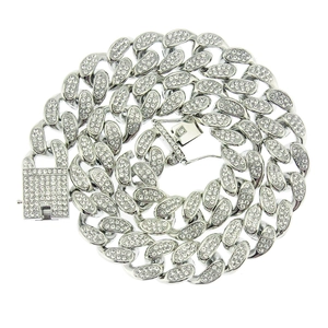 Vue détaillée de la chaîne cubaine argentée de 20 mm sertie de zircons et fermoir carré