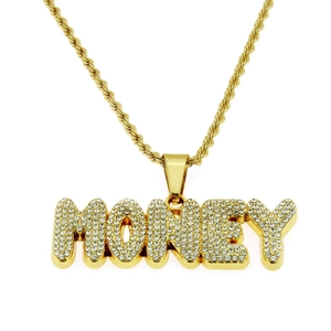 Gros plan du pendentif MONEY hip-hop avec strass scintillants sur une chaîne dorée torsadée
