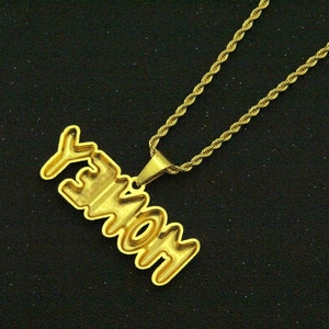 Collier pour homme avec pendentif HONEY plaqué or et chaîne torsadée sur fond noir mat