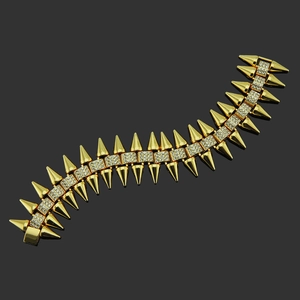 Détail du bracelet hip-hop doré avec pointes coniques et pavage de zircons brillants